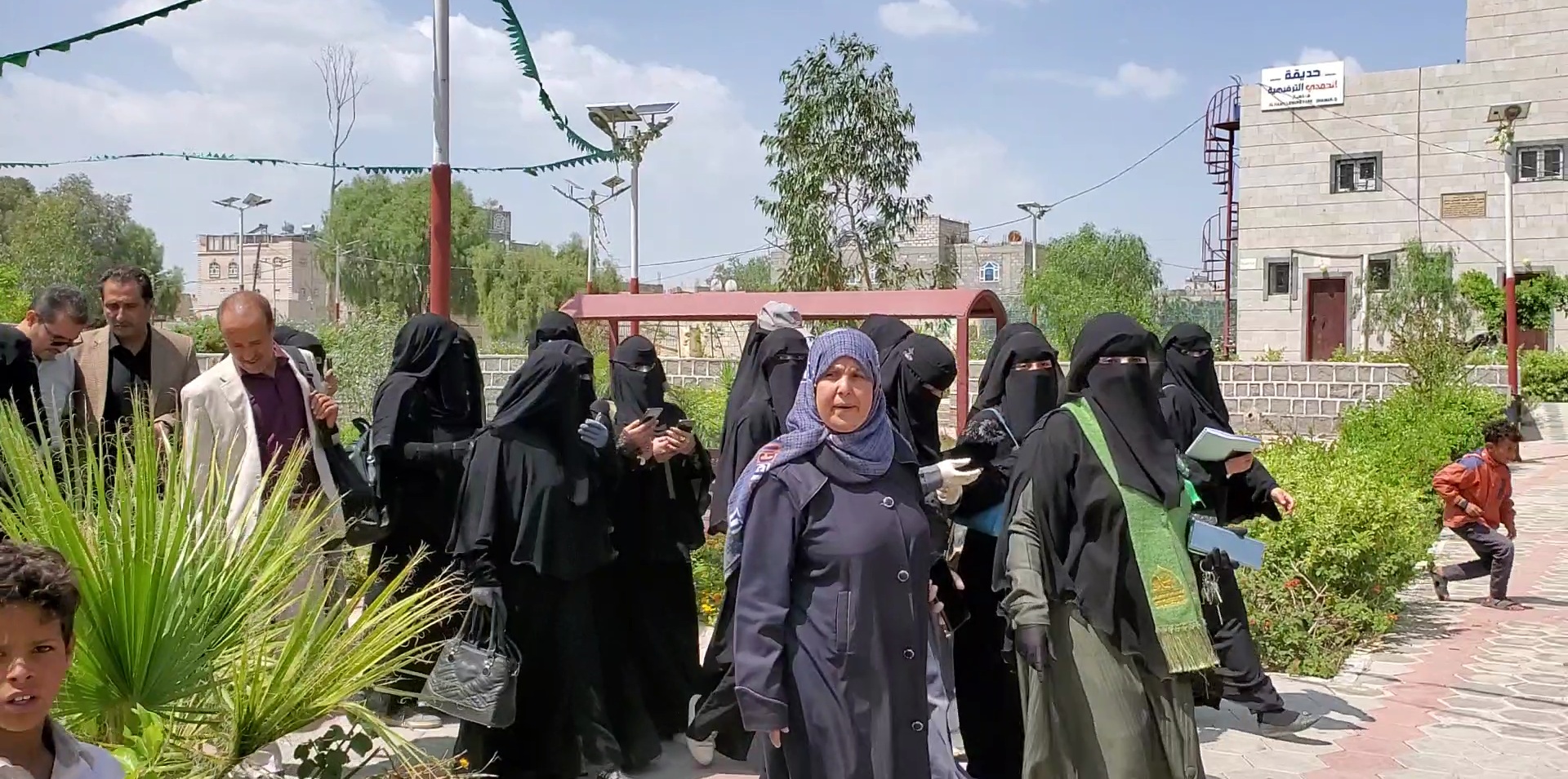عميد العلوم الإدارية بجامعة ذمار تشارك في مهرجان اللجنة الوطنية للمرأة بحديقة الحمدي. 